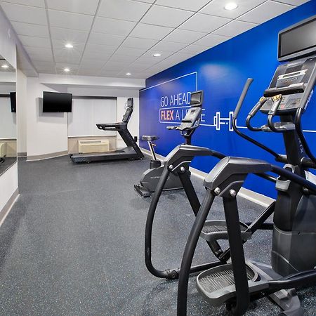 Holiday Inn Express & Suites Milwaukee Nw - Park Place By Ihg Esterno foto