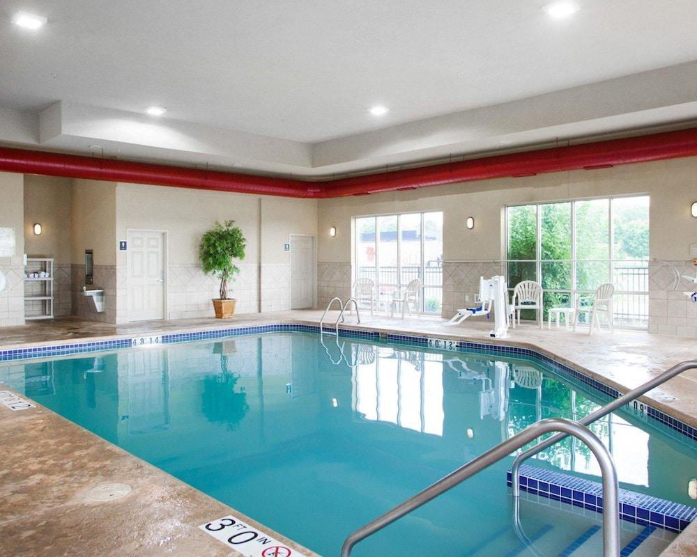 Holiday Inn Express & Suites Milwaukee Nw - Park Place By Ihg Esterno foto