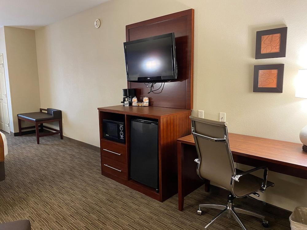 Holiday Inn Express & Suites Milwaukee Nw - Park Place By Ihg Esterno foto