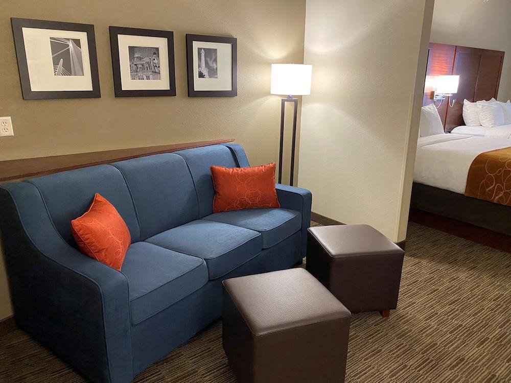 Holiday Inn Express & Suites Milwaukee Nw - Park Place By Ihg Esterno foto