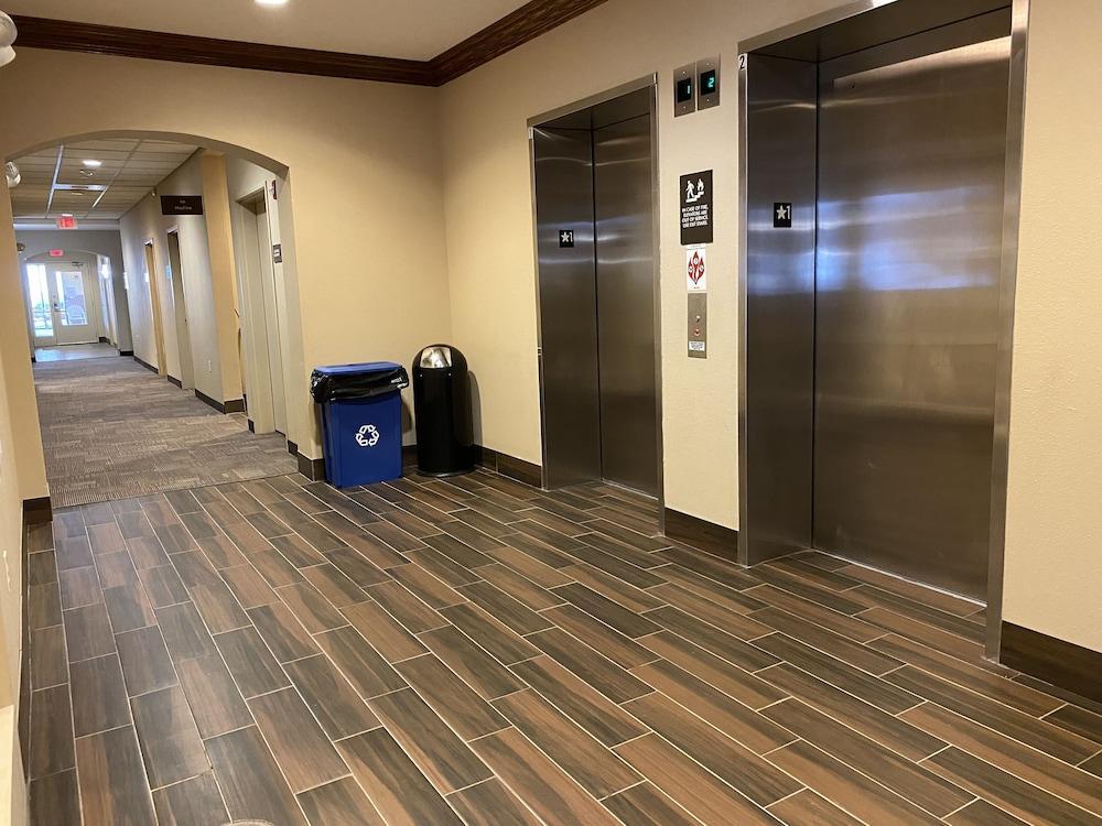 Holiday Inn Express & Suites Milwaukee Nw - Park Place By Ihg Esterno foto
