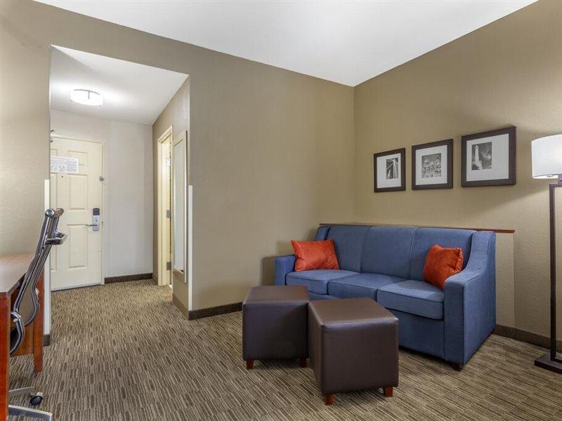 Holiday Inn Express & Suites Milwaukee Nw - Park Place By Ihg Esterno foto