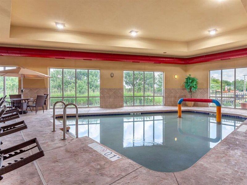Holiday Inn Express & Suites Milwaukee Nw - Park Place By Ihg Esterno foto