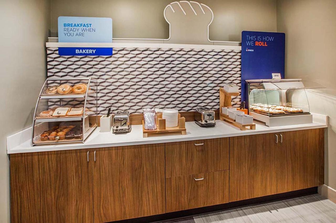 Holiday Inn Express & Suites Milwaukee Nw - Park Place By Ihg Esterno foto