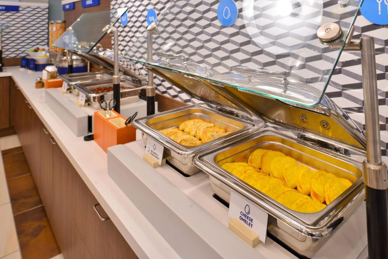 Holiday Inn Express & Suites Milwaukee Nw - Park Place By Ihg Esterno foto