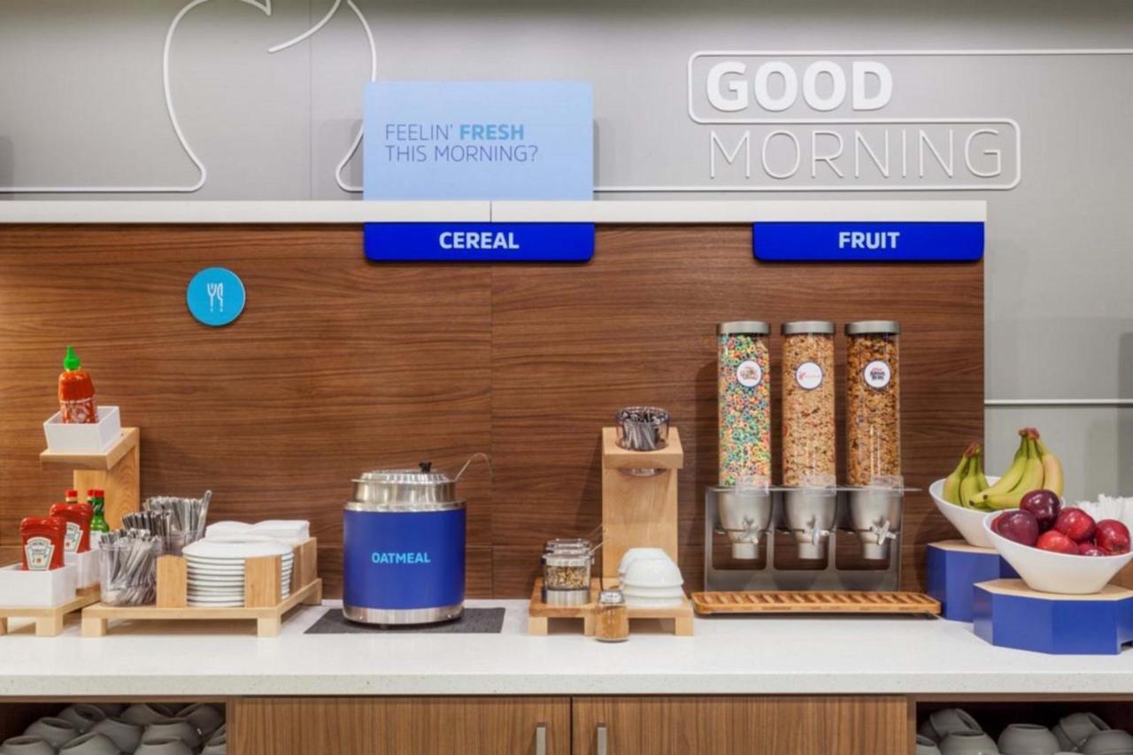 Holiday Inn Express & Suites Milwaukee Nw - Park Place By Ihg Esterno foto