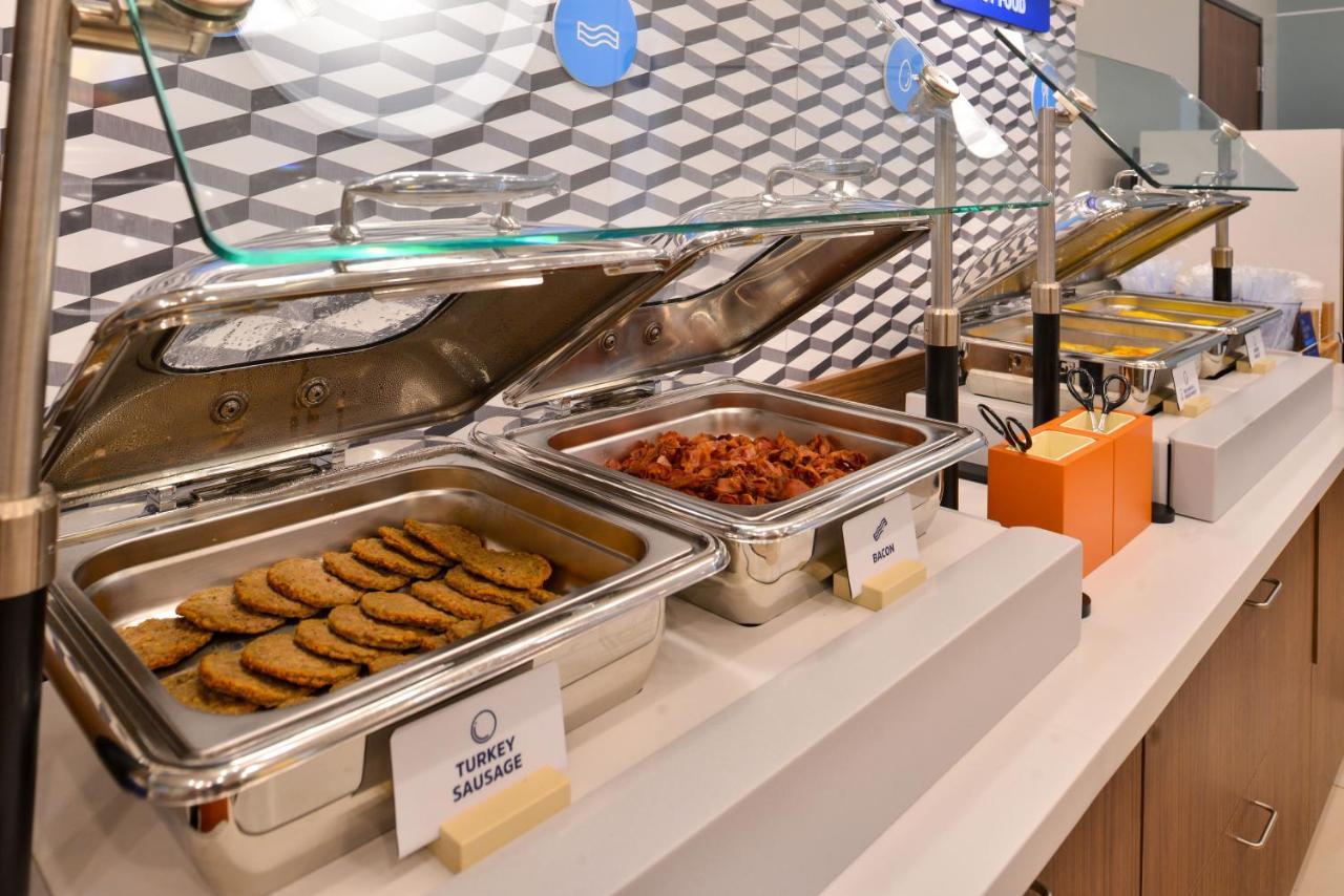 Holiday Inn Express & Suites Milwaukee Nw - Park Place By Ihg Esterno foto