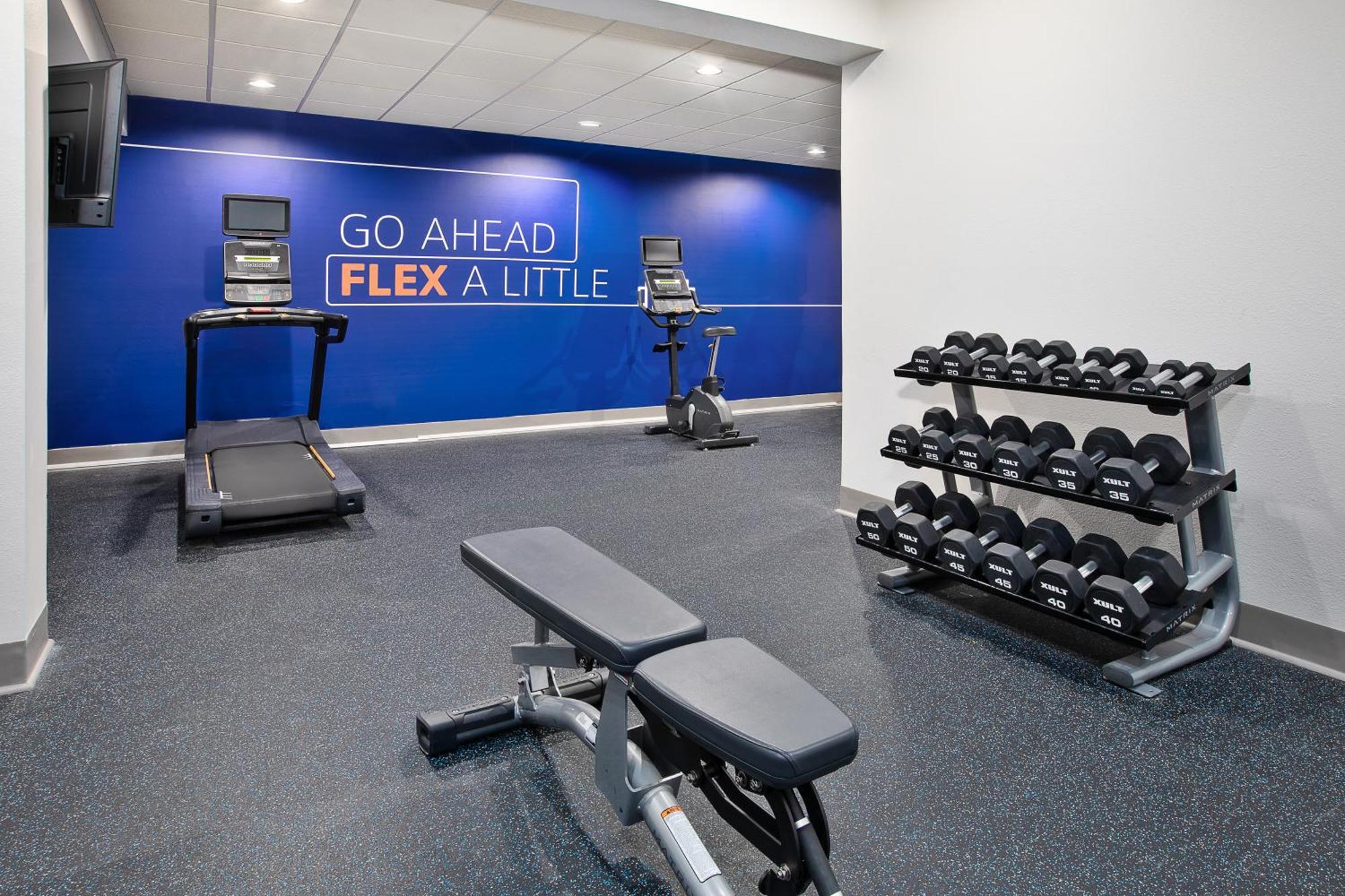 Holiday Inn Express & Suites Milwaukee Nw - Park Place By Ihg Esterno foto