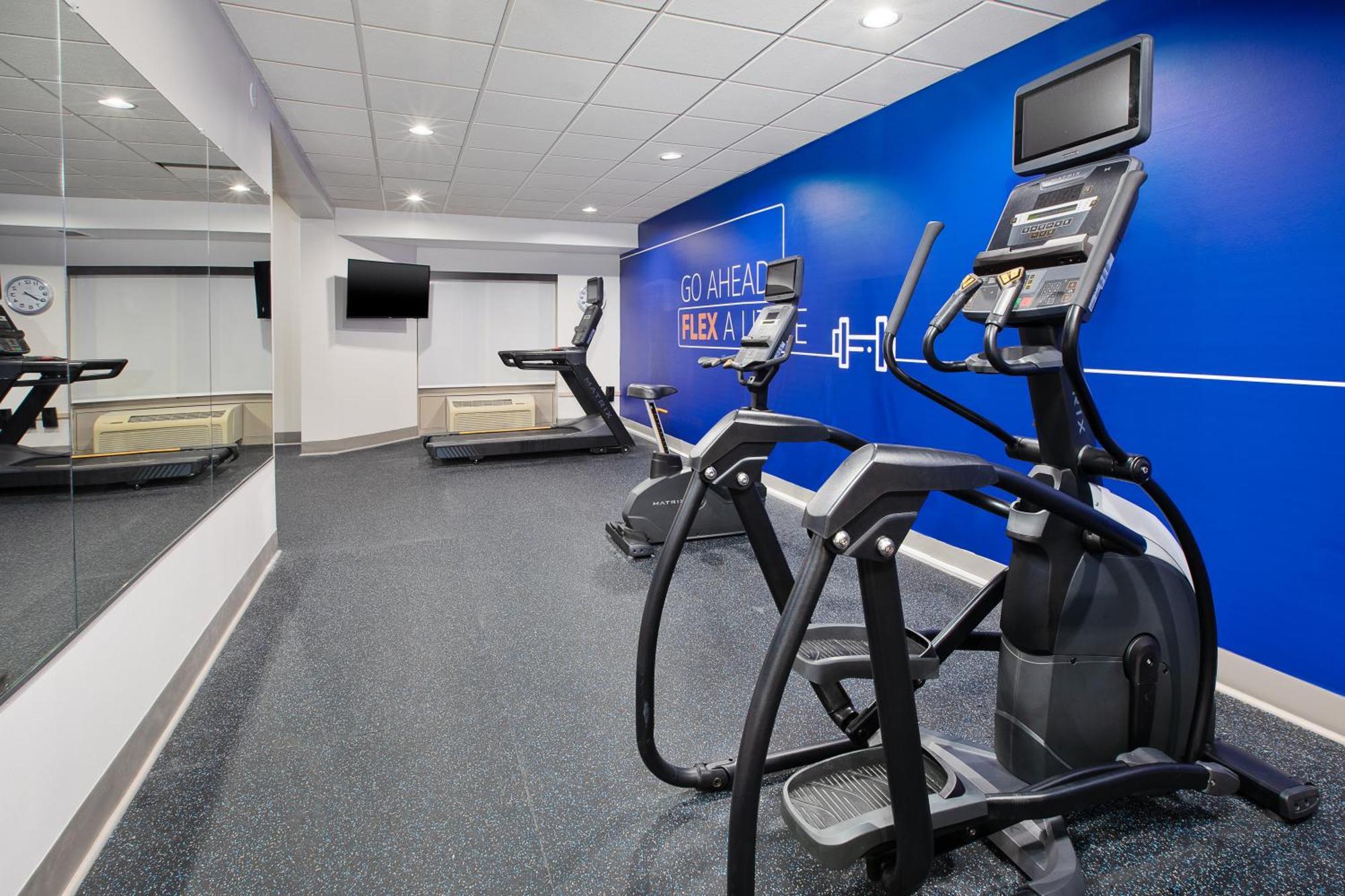 Holiday Inn Express & Suites Milwaukee Nw - Park Place By Ihg Esterno foto