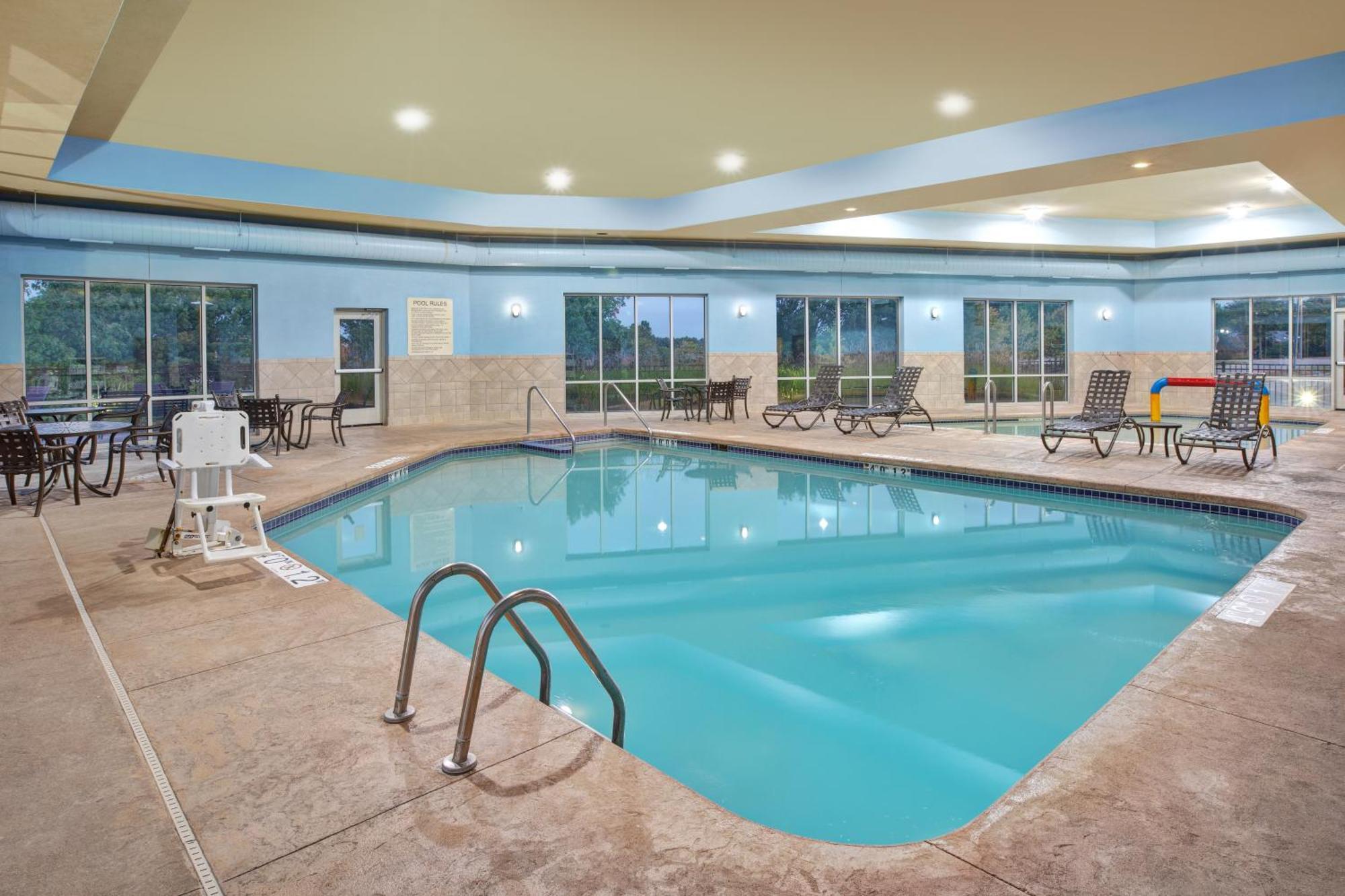 Holiday Inn Express & Suites Milwaukee Nw - Park Place By Ihg Esterno foto
