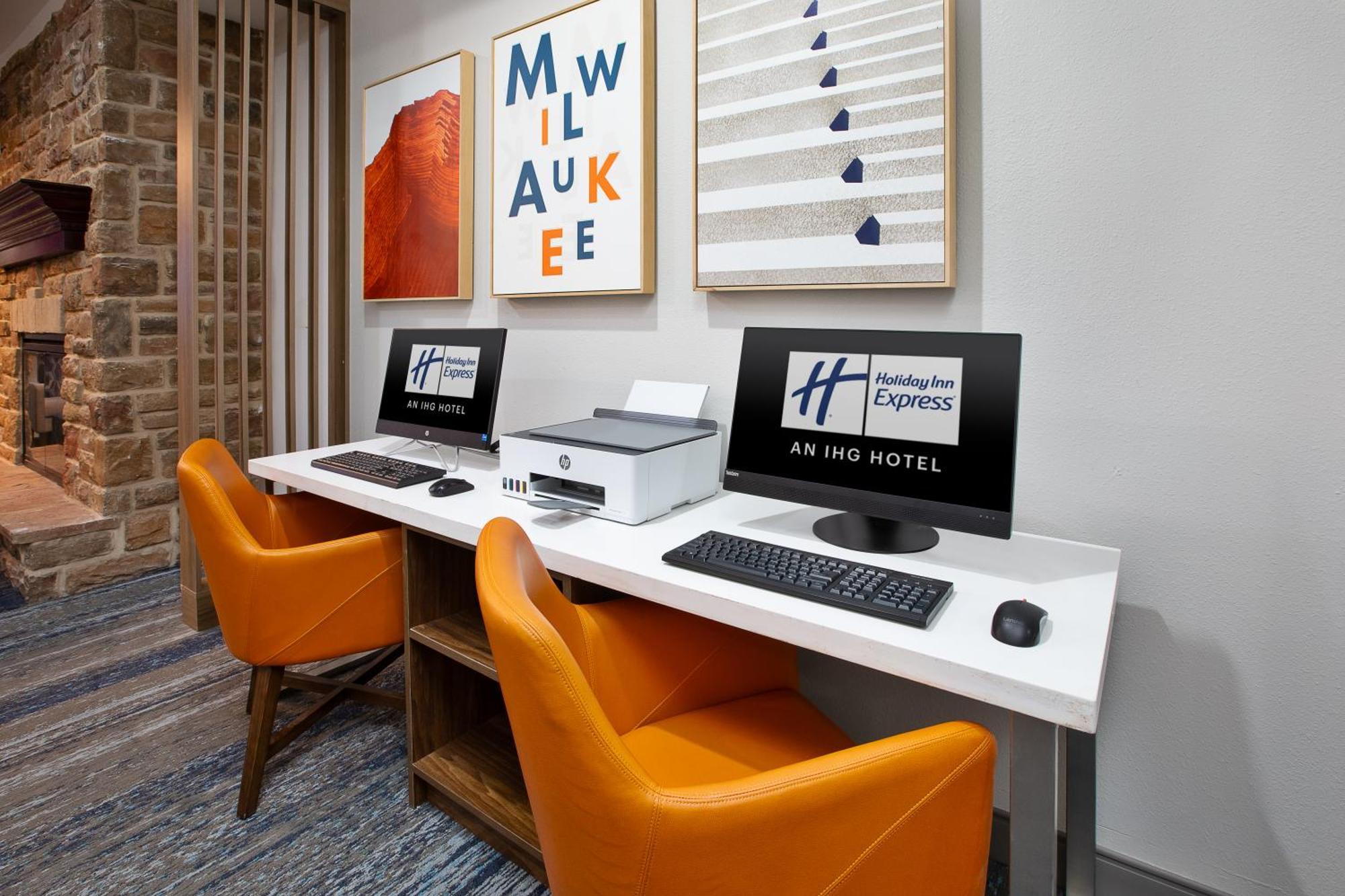 Holiday Inn Express & Suites Milwaukee Nw - Park Place By Ihg Esterno foto