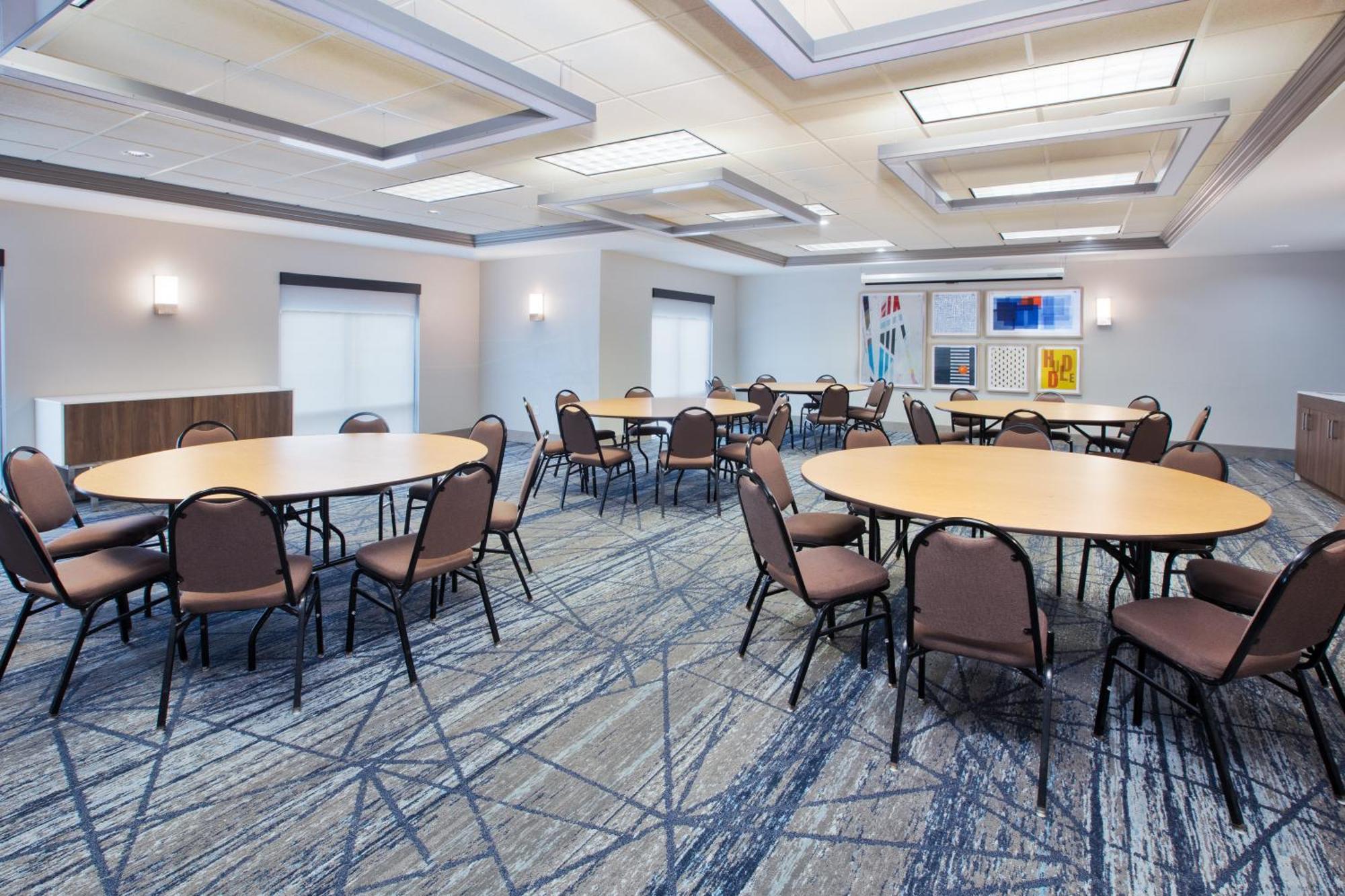 Holiday Inn Express & Suites Milwaukee Nw - Park Place By Ihg Esterno foto
