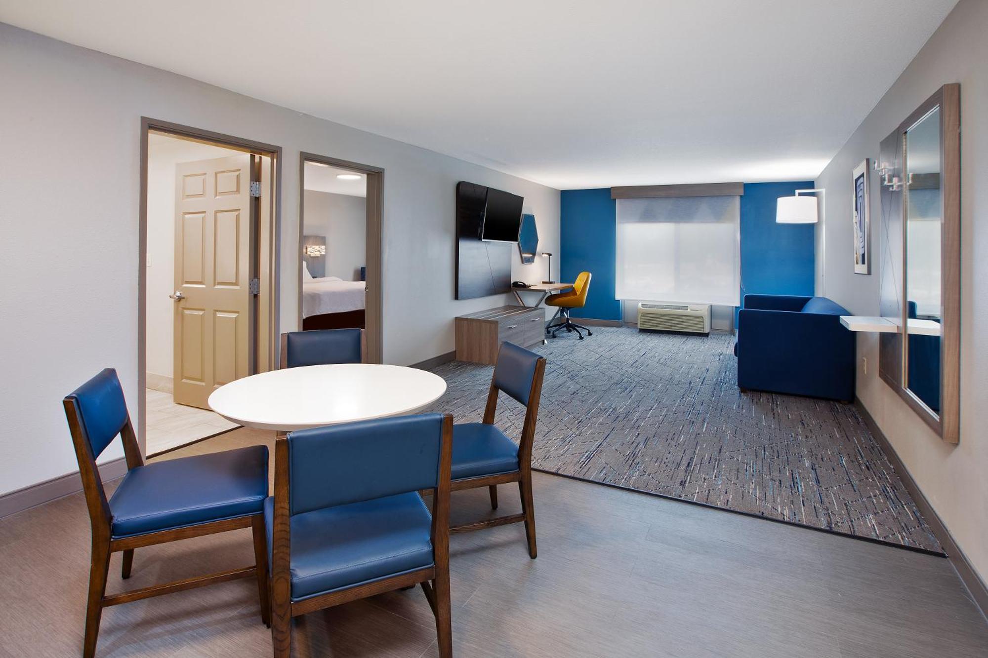 Holiday Inn Express & Suites Milwaukee Nw - Park Place By Ihg Esterno foto