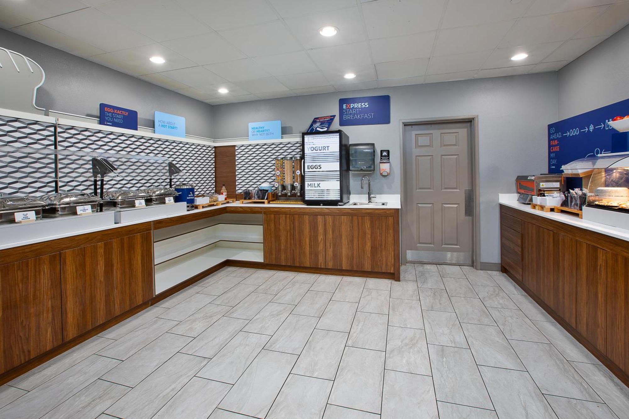 Holiday Inn Express & Suites Milwaukee Nw - Park Place By Ihg Esterno foto