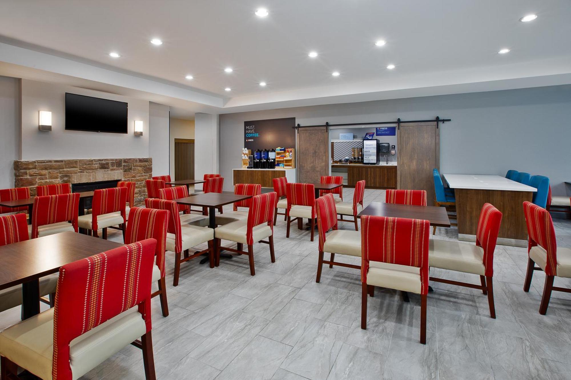 Holiday Inn Express & Suites Milwaukee Nw - Park Place By Ihg Esterno foto