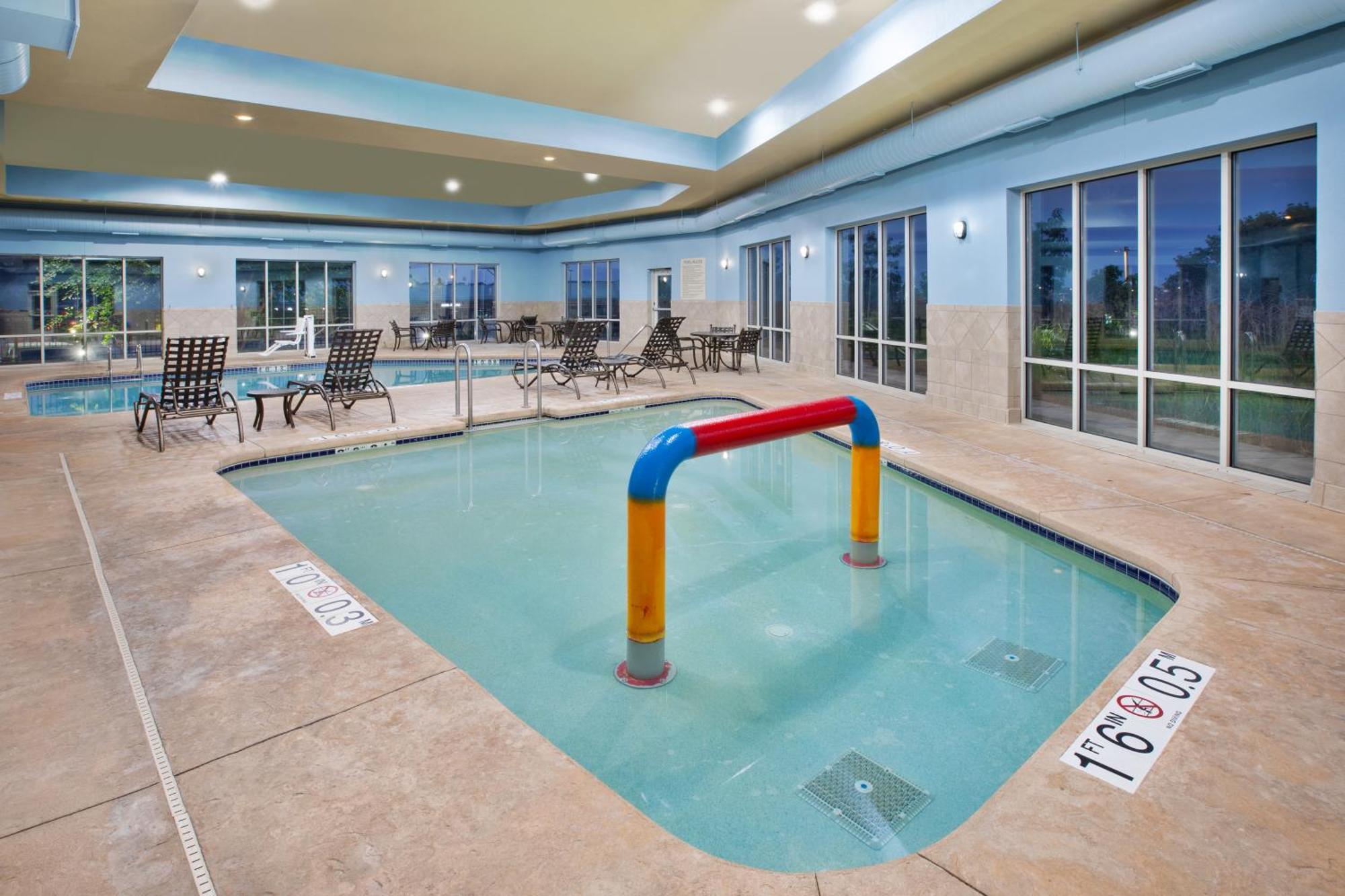 Holiday Inn Express & Suites Milwaukee Nw - Park Place By Ihg Esterno foto