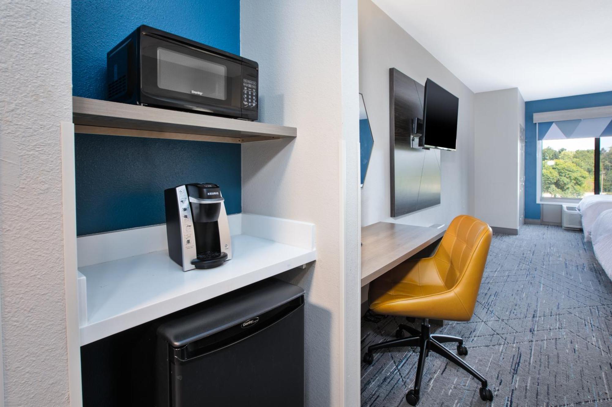 Holiday Inn Express & Suites Milwaukee Nw - Park Place By Ihg Esterno foto