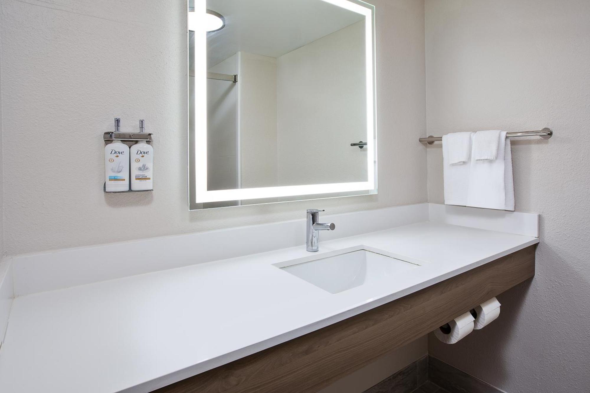 Holiday Inn Express & Suites Milwaukee Nw - Park Place By Ihg Esterno foto