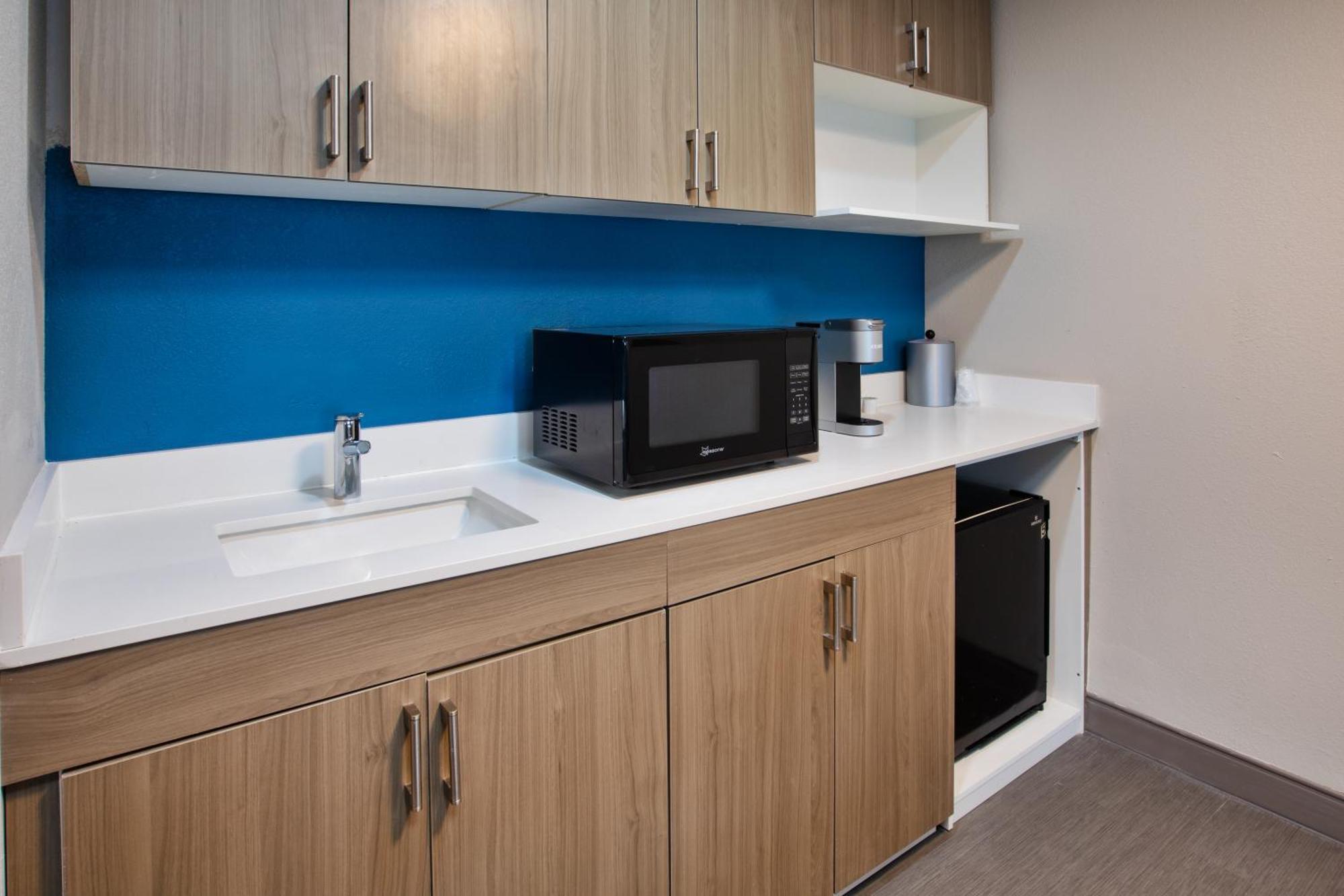 Holiday Inn Express & Suites Milwaukee Nw - Park Place By Ihg Esterno foto