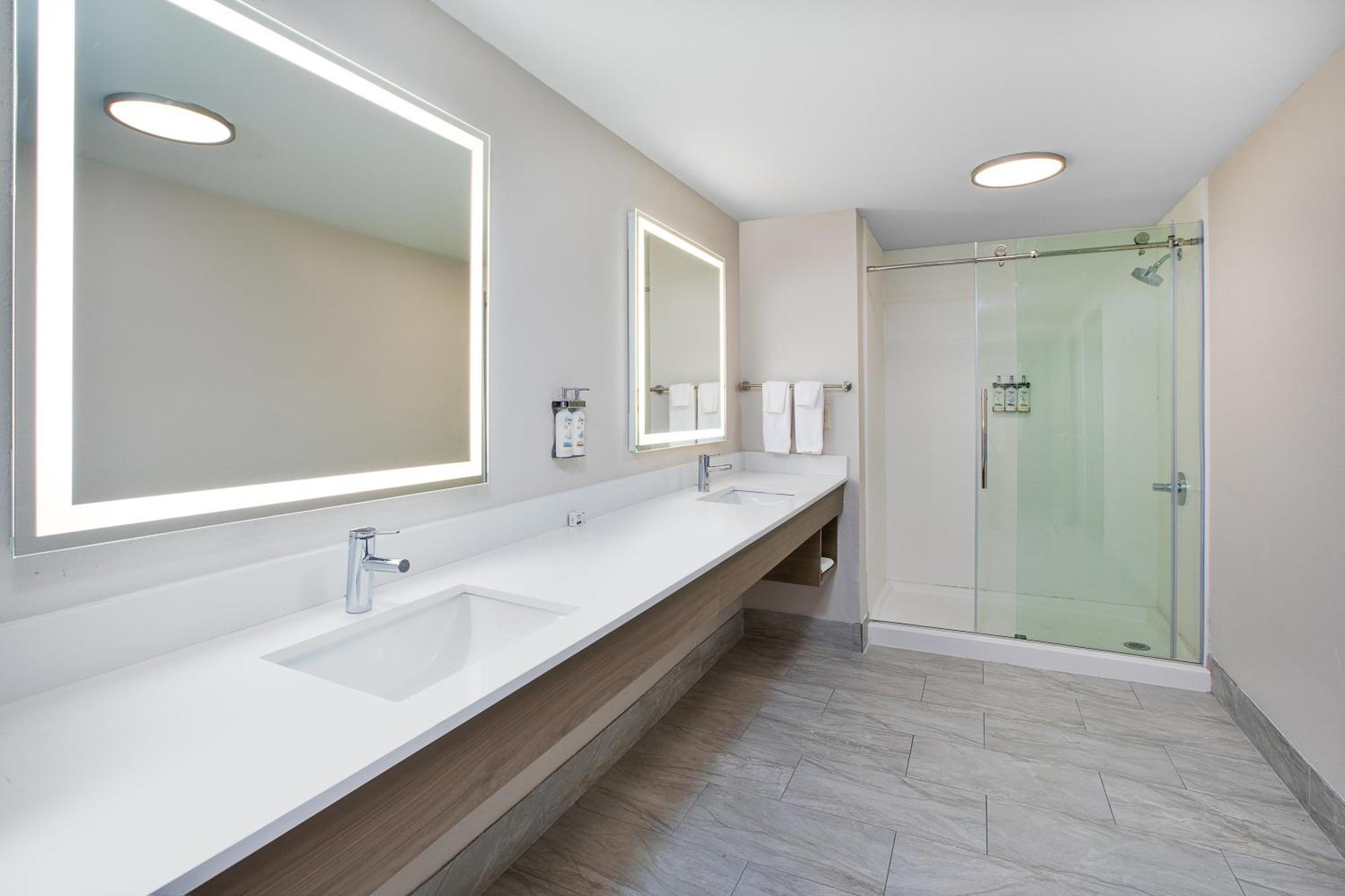 Holiday Inn Express & Suites Milwaukee Nw - Park Place By Ihg Esterno foto
