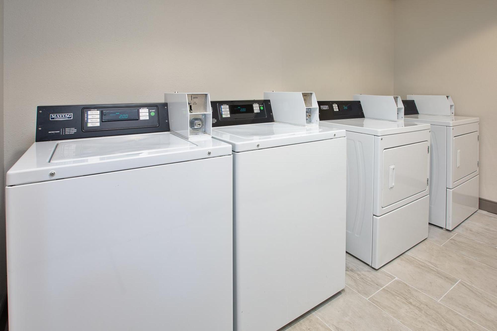 Holiday Inn Express & Suites Milwaukee Nw - Park Place By Ihg Esterno foto
