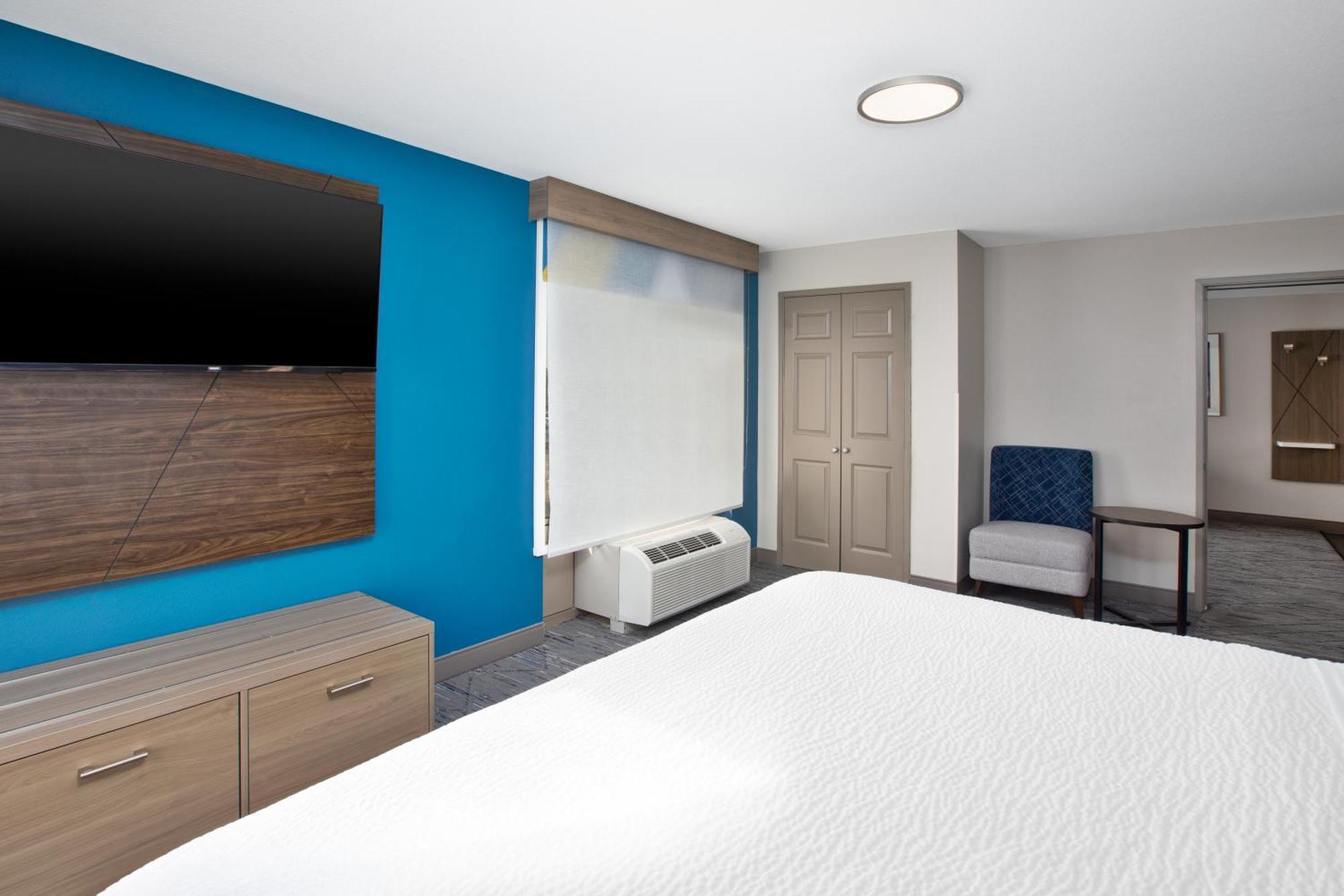Holiday Inn Express & Suites Milwaukee Nw - Park Place By Ihg Esterno foto