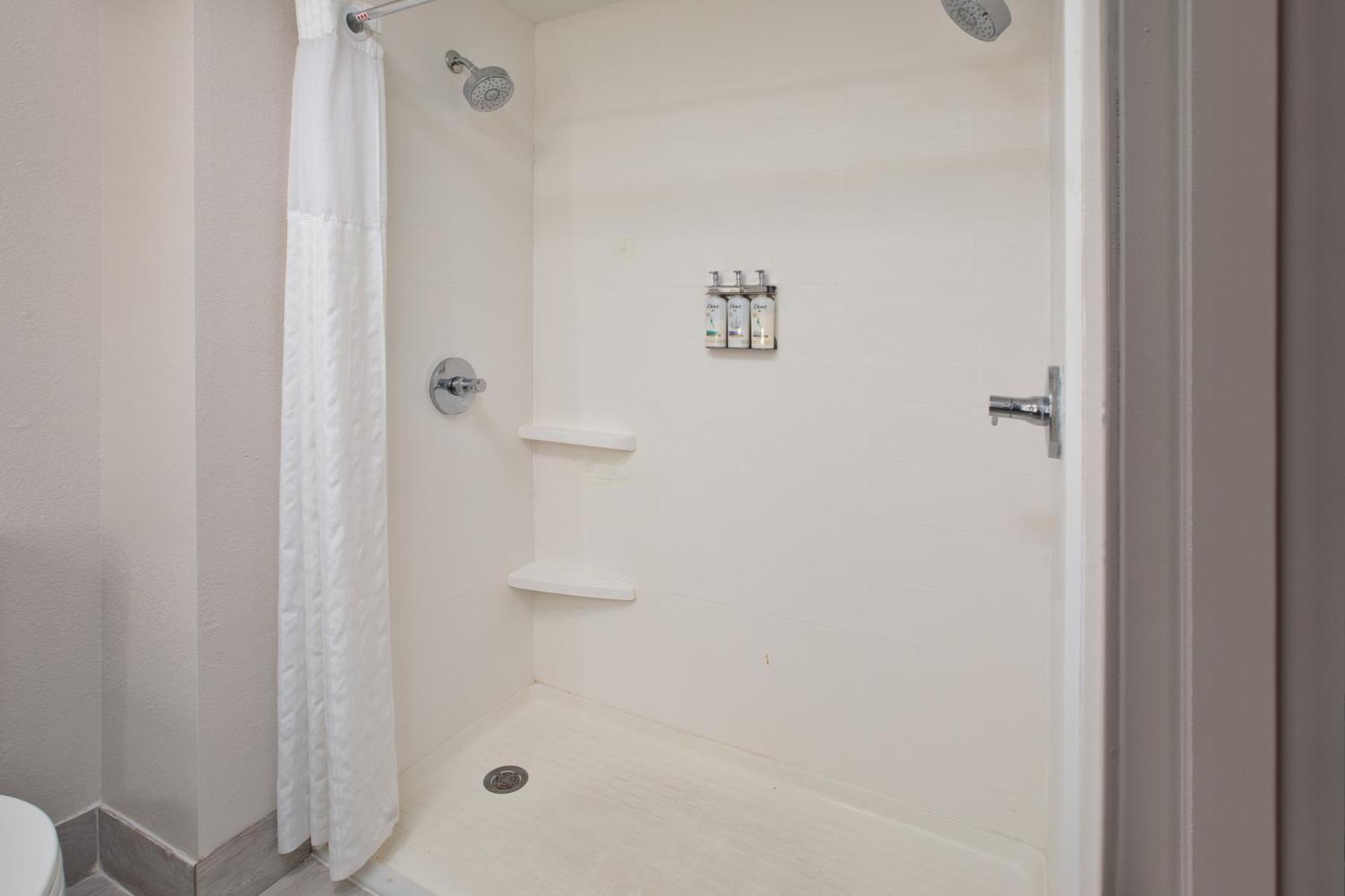 Holiday Inn Express & Suites Milwaukee Nw - Park Place By Ihg Esterno foto