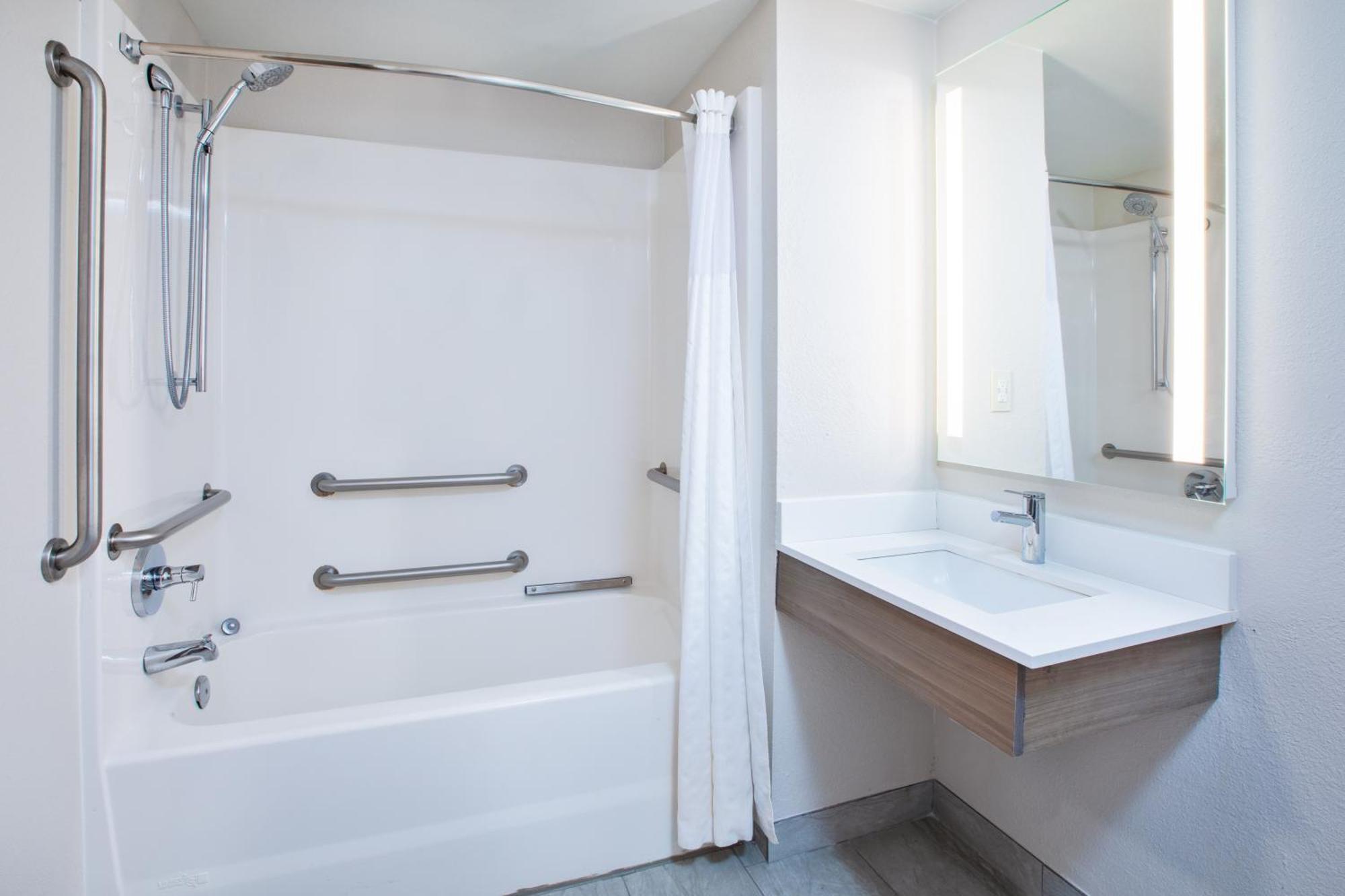 Holiday Inn Express & Suites Milwaukee Nw - Park Place By Ihg Esterno foto