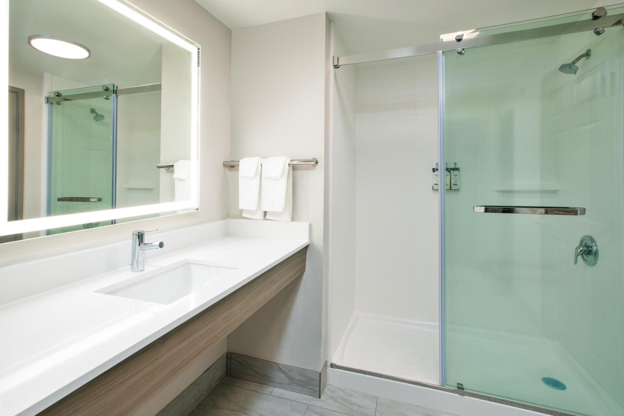 Holiday Inn Express & Suites Milwaukee Nw - Park Place By Ihg Esterno foto