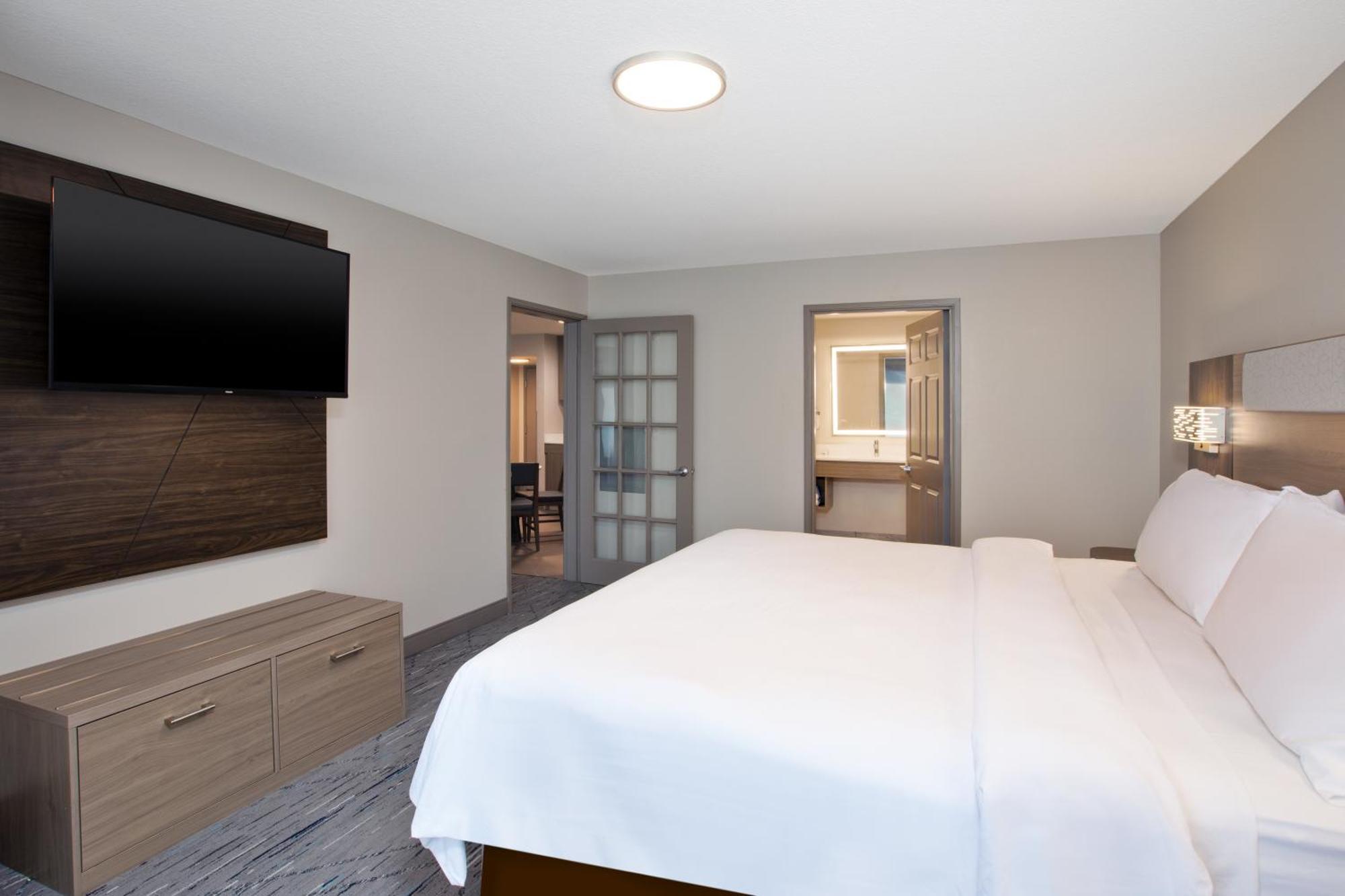 Holiday Inn Express & Suites Milwaukee Nw - Park Place By Ihg Esterno foto