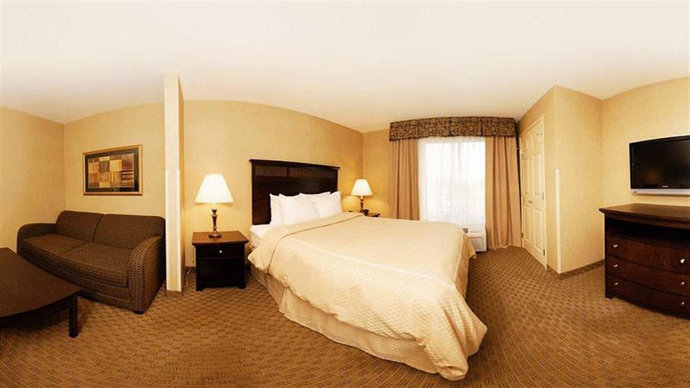 Holiday Inn Express & Suites Milwaukee Nw - Park Place By Ihg Esterno foto