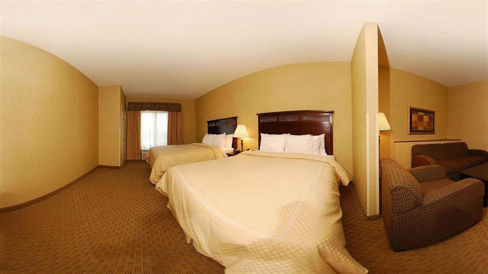 Holiday Inn Express & Suites Milwaukee Nw - Park Place By Ihg Esterno foto