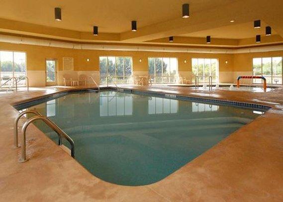 Holiday Inn Express & Suites Milwaukee Nw - Park Place By Ihg Esterno foto