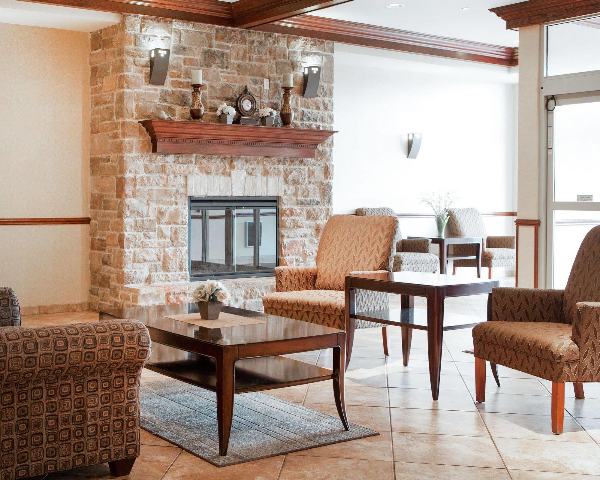 Holiday Inn Express & Suites Milwaukee Nw - Park Place By Ihg Esterno foto
