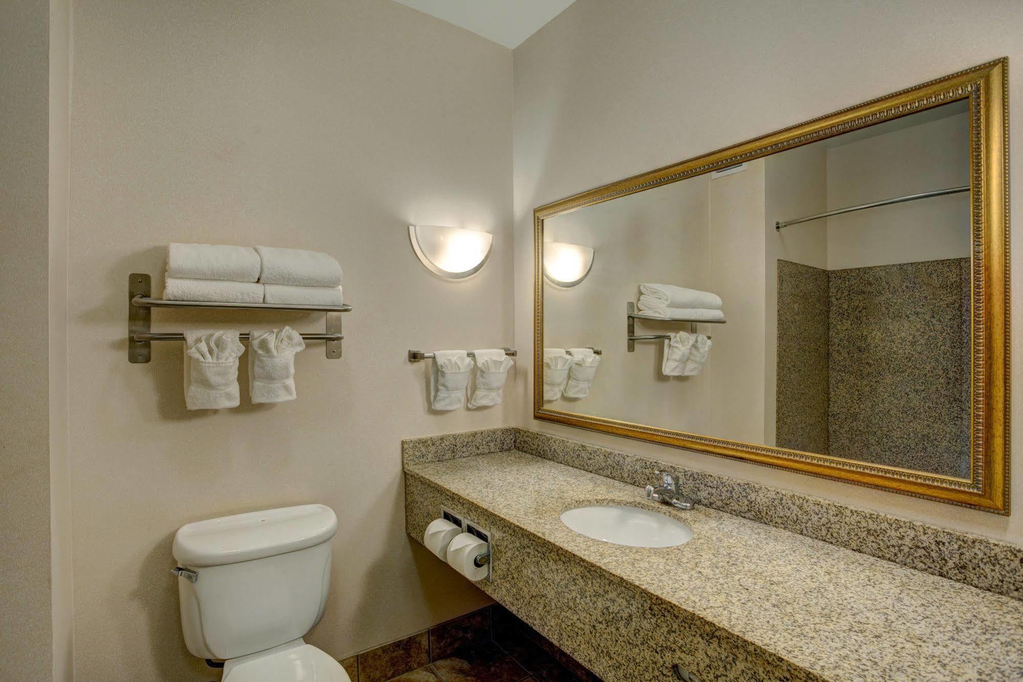Holiday Inn Express & Suites Milwaukee Nw - Park Place By Ihg Esterno foto