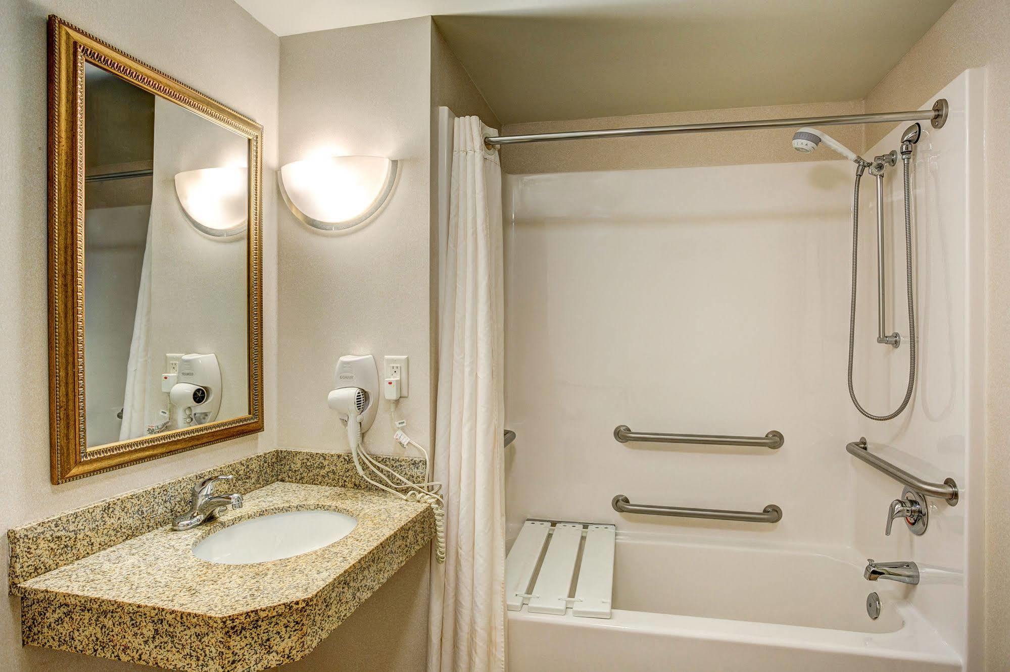 Holiday Inn Express & Suites Milwaukee Nw - Park Place By Ihg Esterno foto