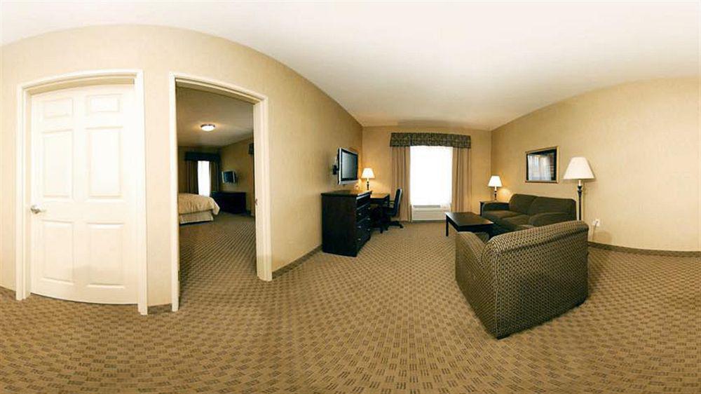 Holiday Inn Express & Suites Milwaukee Nw - Park Place By Ihg Esterno foto