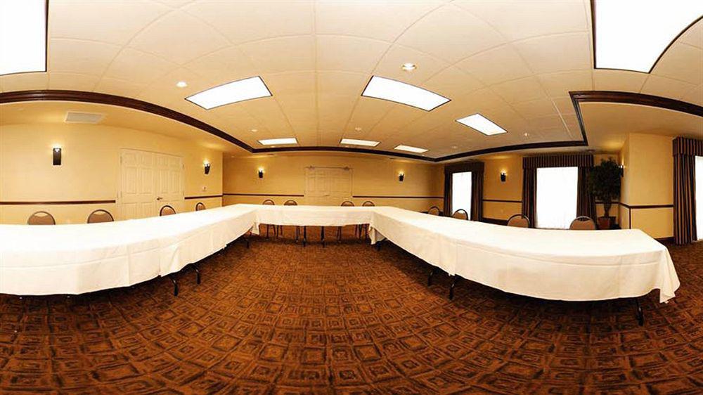 Holiday Inn Express & Suites Milwaukee Nw - Park Place By Ihg Esterno foto
