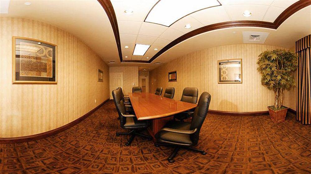 Holiday Inn Express & Suites Milwaukee Nw - Park Place By Ihg Esterno foto